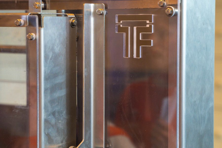 Over Technofood machine close-up met logo op de machine