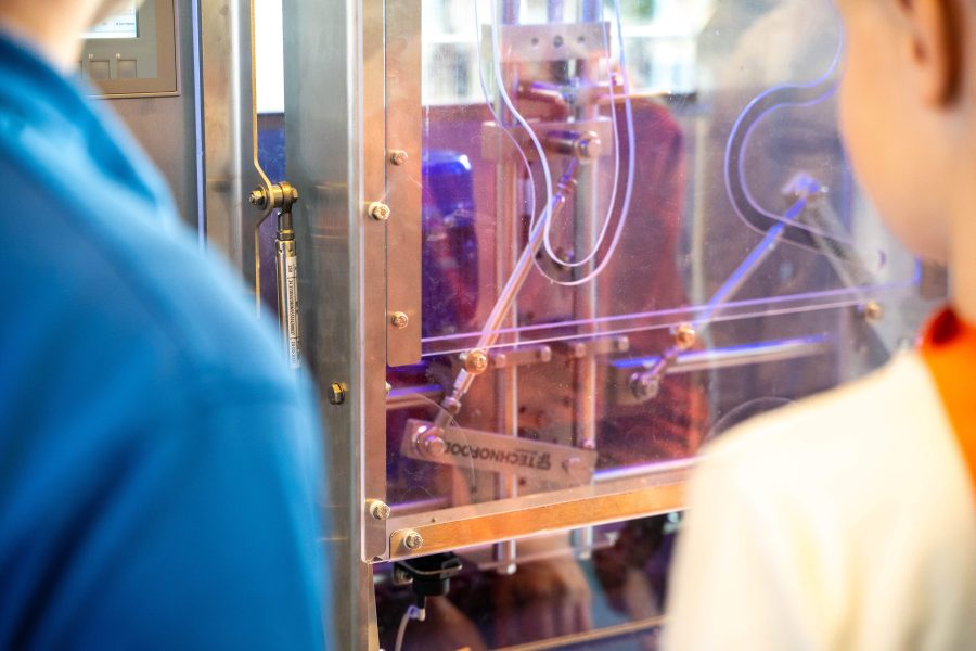 Technofood medewerker met machine tijdens Techniek Expeditie in Oldenzaal. Onze aanpak development, engineering en machinebouw
